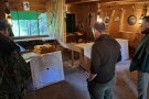 Mehrere Personen begutachten Anschussscheibe