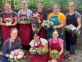 Studierende mit Gestecken