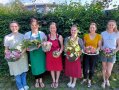 Studierende mit Gestecken