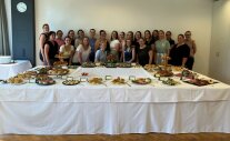 Studierende beim Sommerbuffet