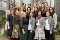 Personengruppe auf Treppe vor einem Gebäude