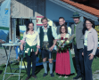 Betriebsleiter mit Familie und Vertretern