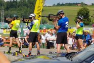 Personen mit Helmen, Gewehren und Rollerblades stehen nebeneinander